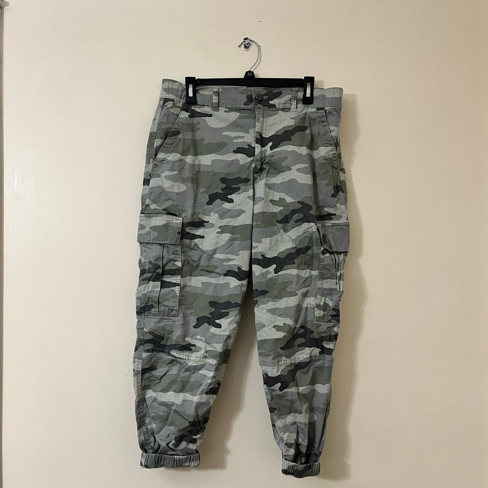 American Eagle Cargo Camo Pants